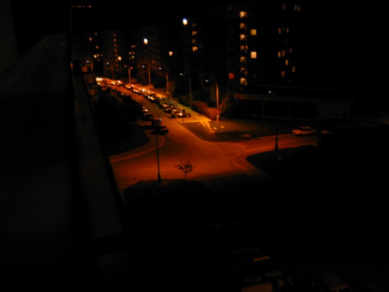 noční ulice s dobrými lampami (30 KB)