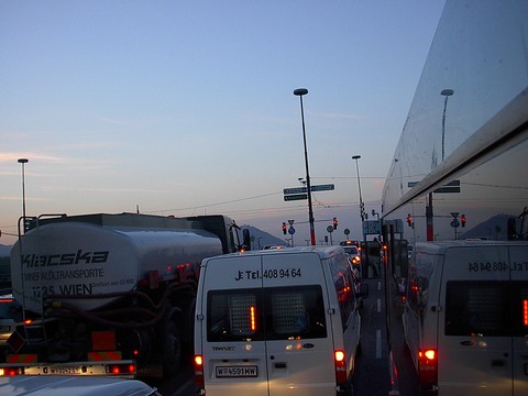 s odrazem od autobusu